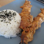 Yakitori con riso al vapore