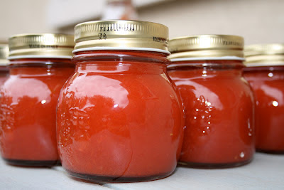La passata di pomodoro, e i muri della cucina in tinta…
