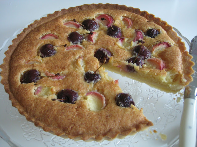 Crostata estiva con ciliegie e pesche tabacchiere