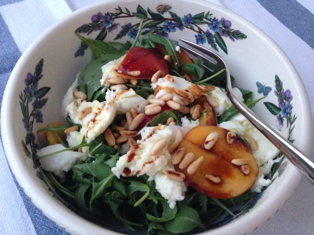 Insalata estiva con pesche e bufala