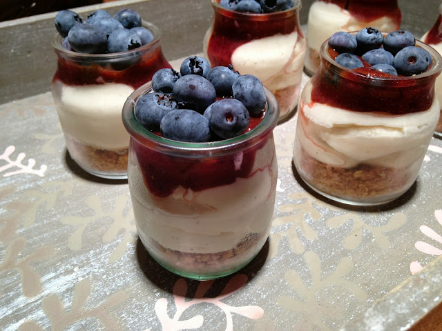 Cheesecake ai mirtilli, guarda mamma guarda, con una mano sola!