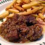 Noi siamo ragazze puntuali, e facciamo la carbonnades à la flamande con le patate fritte.