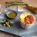 Soufflè agli asparagi con pere caramellate