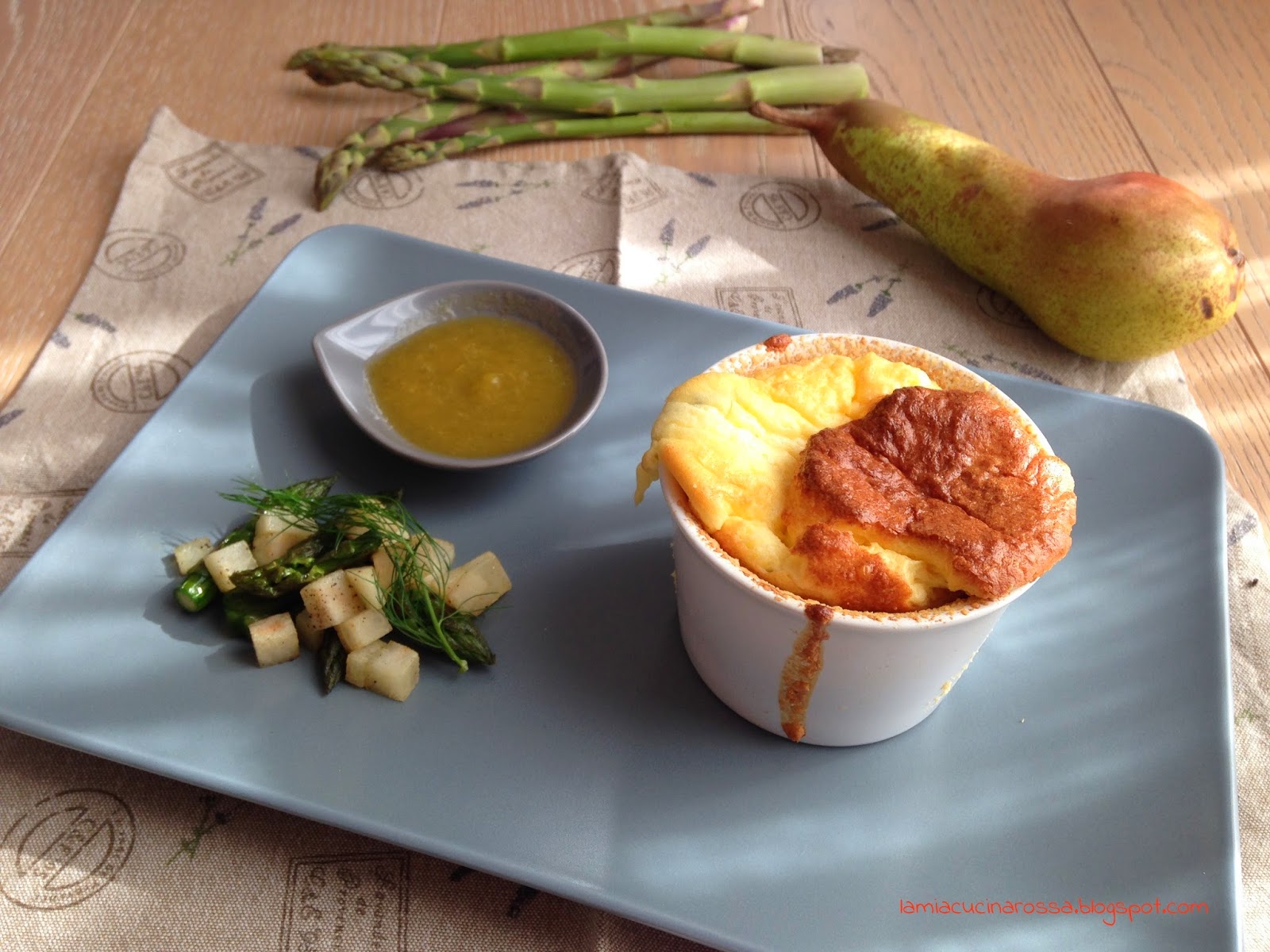 Soufflè agli asparagi con pere caramellate