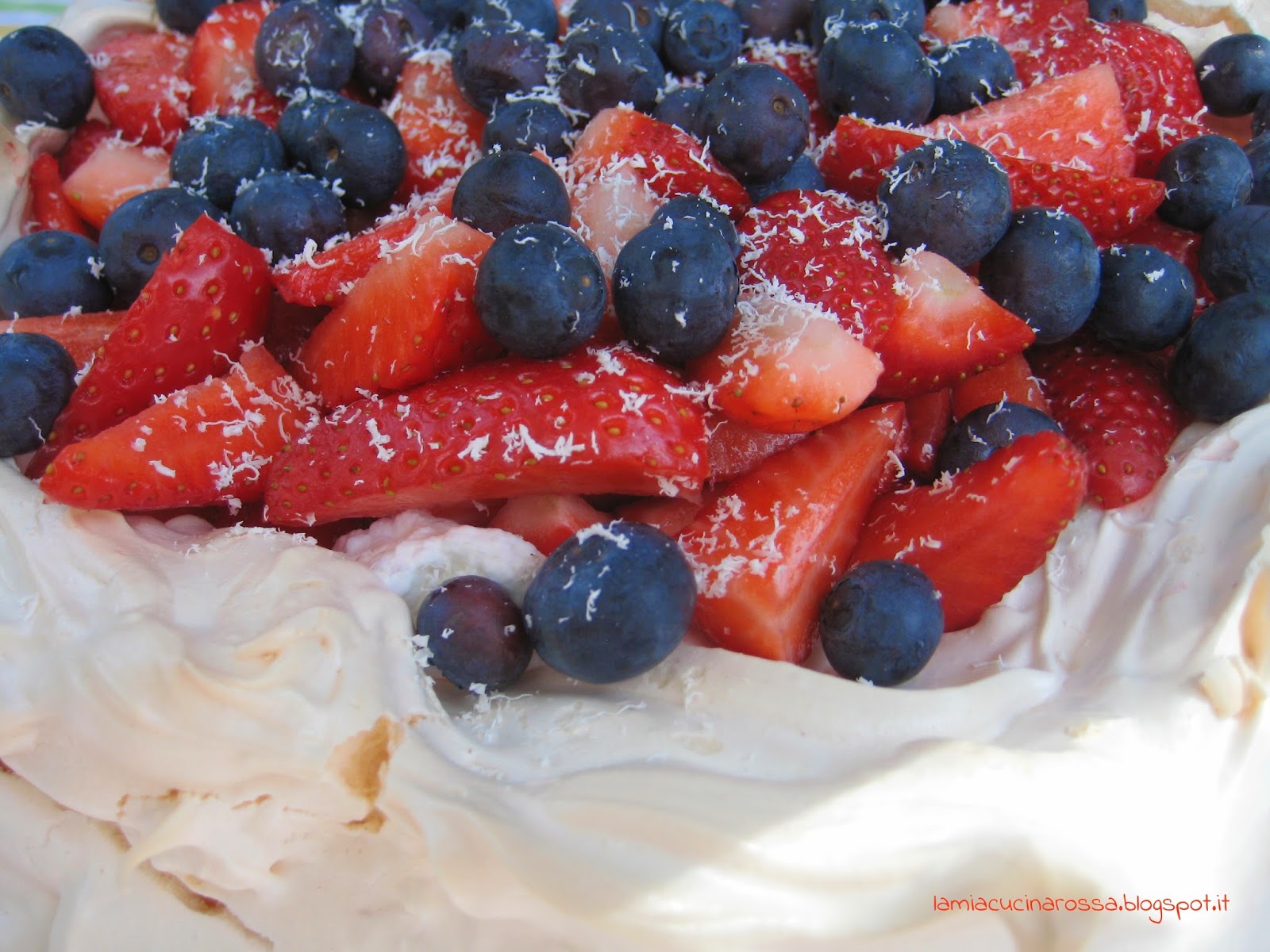 Pavlova alle fragole e mirtilli, per un’estate che non c’è..