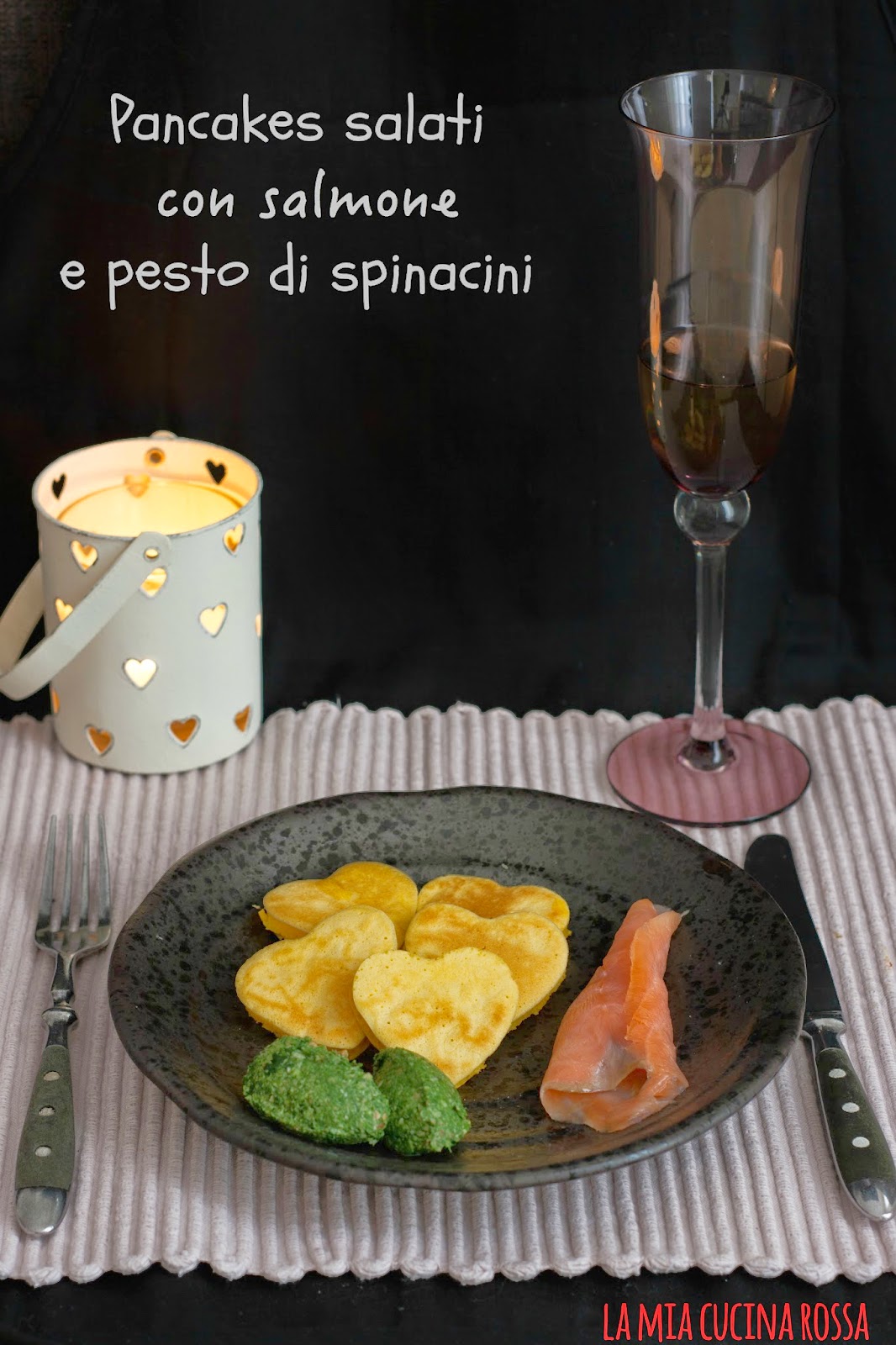 Pancakes salati con salmone e pesto di spinacini e noci