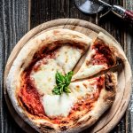 Pizza margherita al piatto