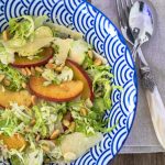 Insalata di cavoletti di Bruxelles e mele caramellate